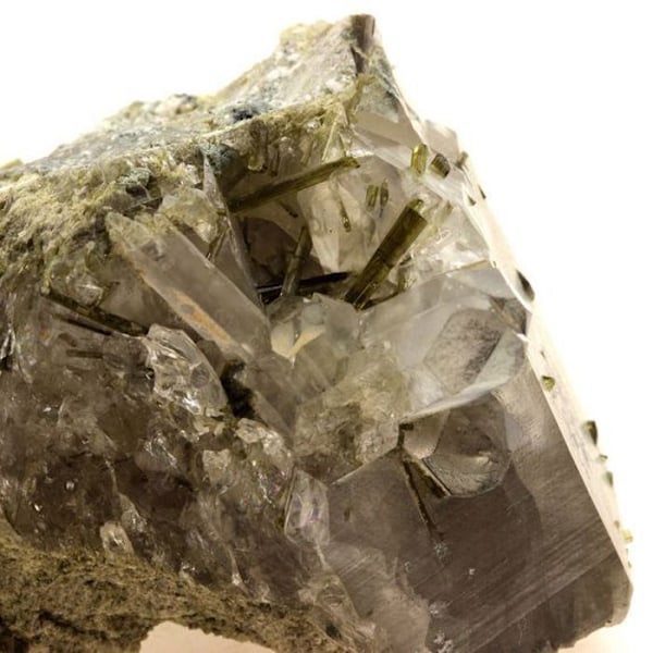 Kivet ja mineraalit. Epidootti + kvartsi. 790,0 ct. Aiguilles de l'Argentière, Col du Glandon, Savoie, Ranska..