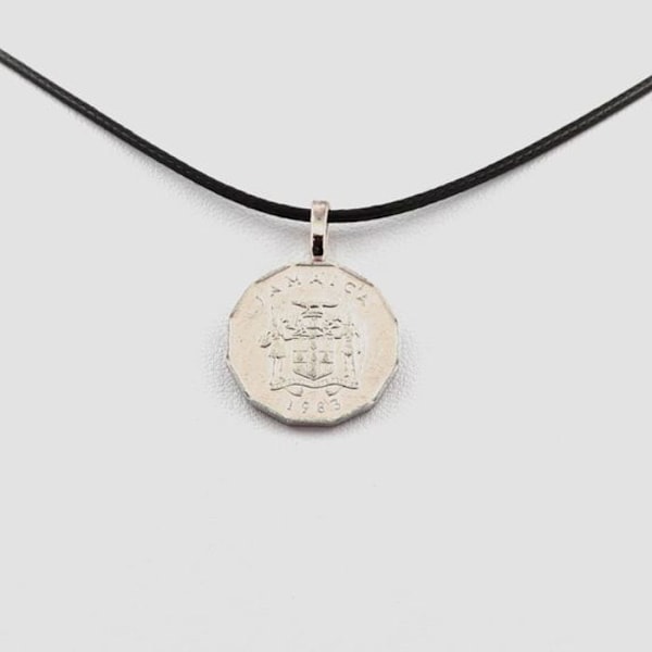 Collier - ABIJOUX - Stykke fra Jamaica 1 cent - Våbenskjold - Sort læderrem - 21,08 mm Svart