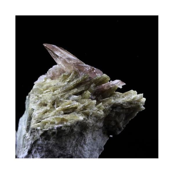 Sten og mineraler. Axinit + Epidot. 116,0 øre. Chamrousse, Belledonne, Isère, Frankrig..