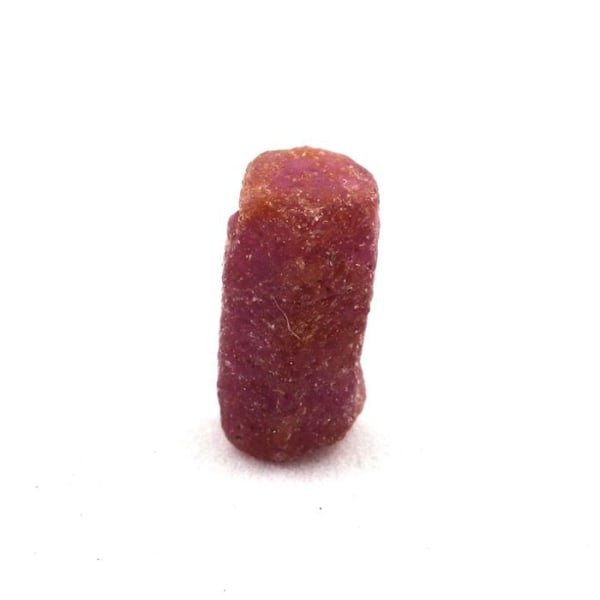 Kivet ja mineraalit. Rubiini. 3,53 ct. Kiteton piiri, Manyaran alue, Tansania. Röd
