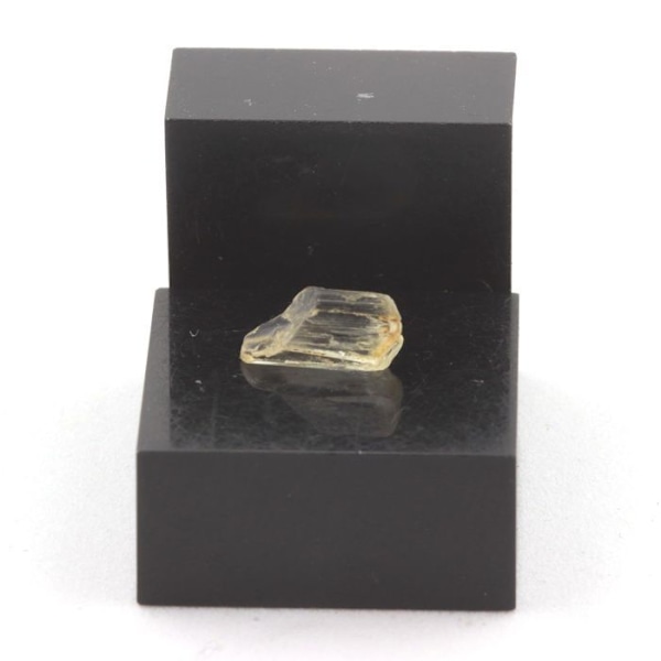 Kivet ja mineraalit. Scapolite. 0,79 ct. Mpwapwan piiri, Dodoman alue, Tansania.