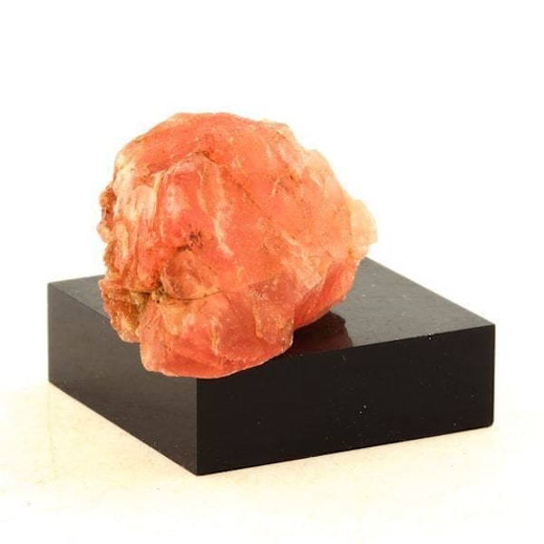 Stenar och mineraler. Rosa fluorit. 81,0 ct. Talèfre, Mont-Blanc-massivet, Frankrike.