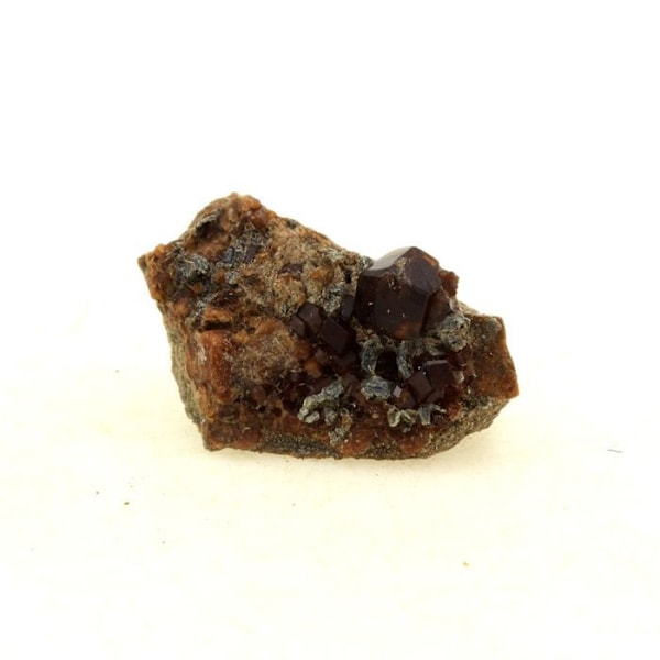 Sten og mineraler. Hessonit granat + klinoklor. 27,85 ct. Nonza, Haute-Corse, Frankrig. Röd