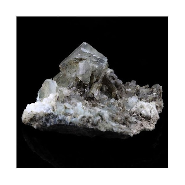 Kivet ja mineraalit. Prehnite + Epidote. 59,8 ct. La Combe de la Selle, Bourg d'Oisans, Ranska..
