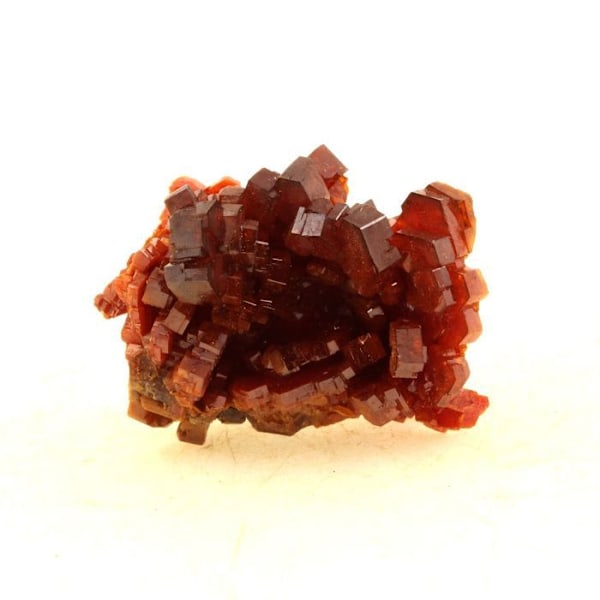 Kivet ja mineraalit. Vanadiniitti. 61,0 ct. Mibladenin kaivosalue, Midelt, Marokko.