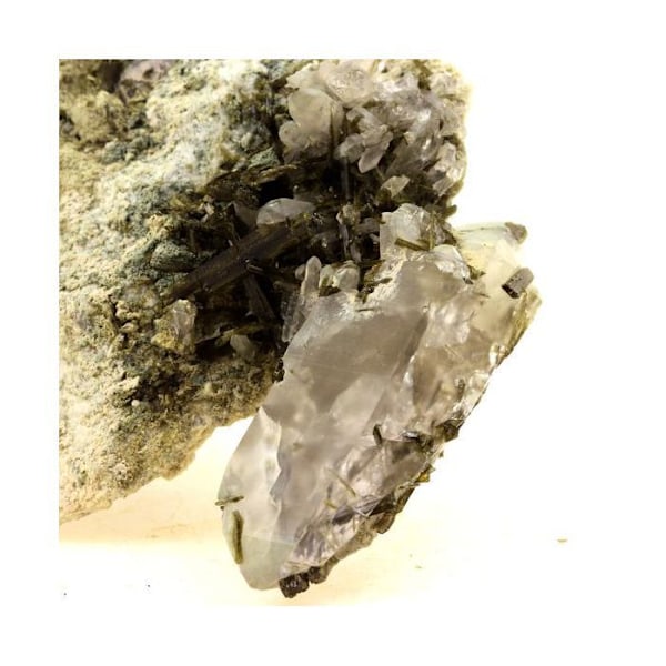 Kivet ja mineraalit. Epidootti + kvartsi. 790,0 ct. Aiguilles de l'Argentière, Col du Glandon, Savoie, Ranska..