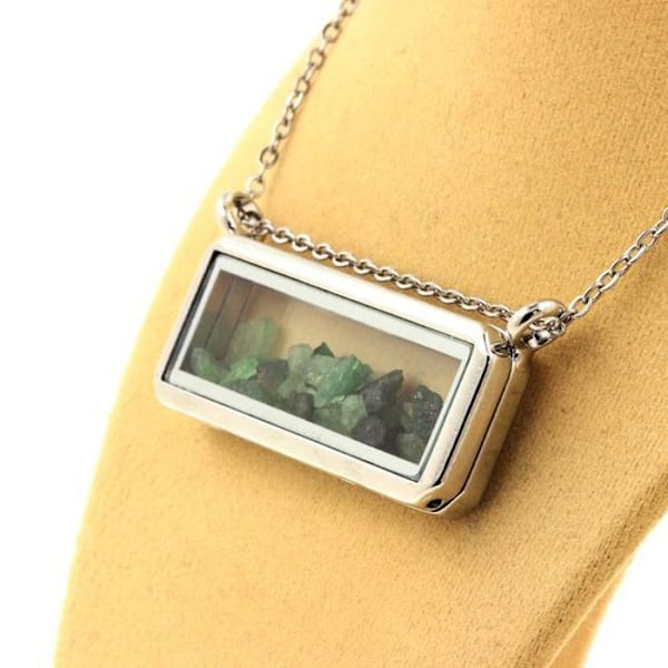 Collier - ABIJOUX - Ru raw tsavorite - Rustfrit stål - Dimensioner 18x50mm - Unisex röd grön