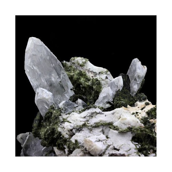 Sten og mineraler. Epidot + Kvarts. 1965,0 ct. Le Cornillon, Bourg d'Oisans, Frankrig..