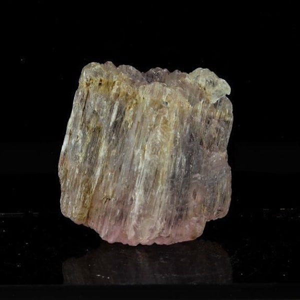 Kivet ja Mineraalit. Spodumene Kunzite. 249,5 senttiä. Shigar, Gilgit-Baltistan, Pakistan.