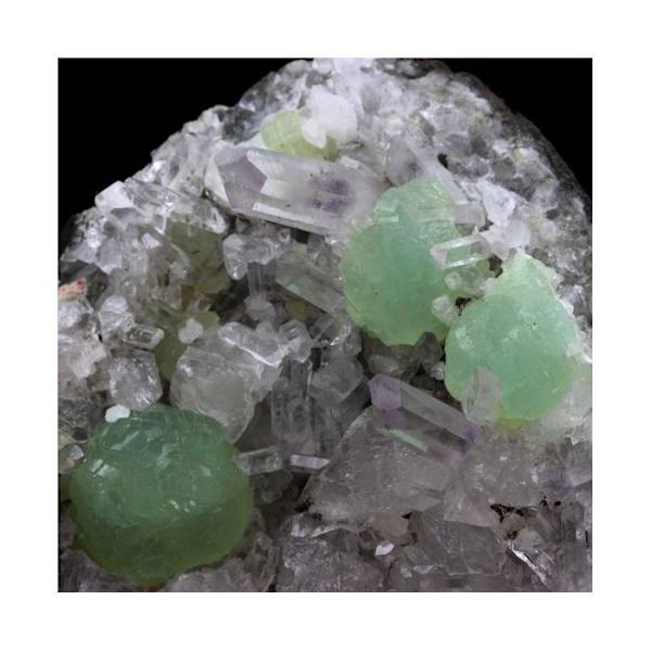 Sten og mineraler. Præhnit, Calcit, Kvarts. 1369,5 ct. Goboboseb Mts, Brandberg, Namibia. Grön