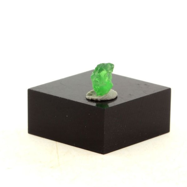Sten og mineraler. Tsavorite granat. 0,85 ct. Merelani Hills, Lelatema Mts, Tanzania.