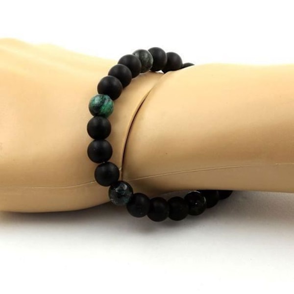 Sten og mineraler. Matsort Onyx + Zambian Emerald Beads Armbånd 8 mm. Fremstillet i Frankrig.