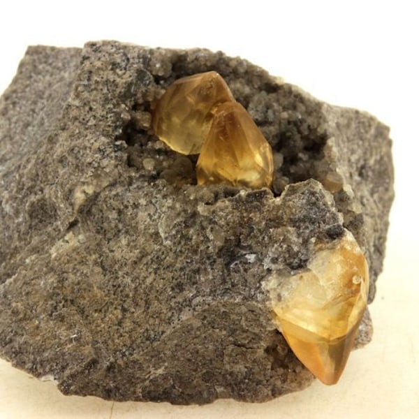 Sten og mineraler. Calcit. 579,0 ct. La Sambre Quarry, Landelies, Belgien.