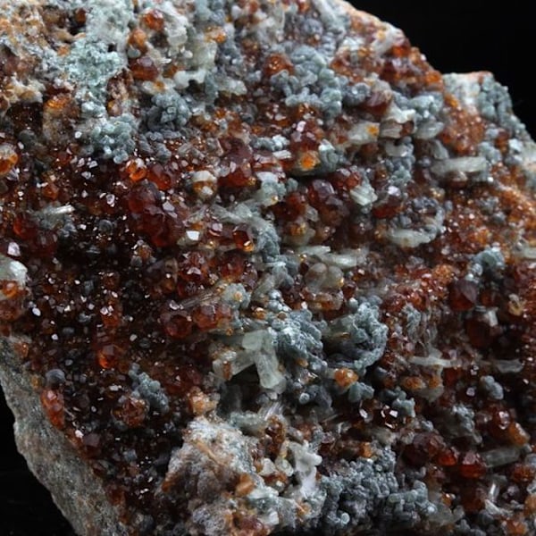 Grenatti Hessonite - Kivet ja mineraalit - 901.0 ct - Ala-laakso - Italia - Todistus aitoudesta Röd