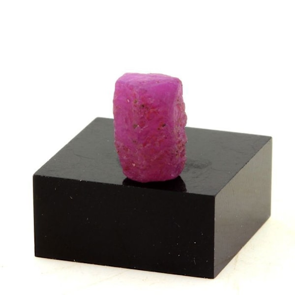 Kivet ja mineraalit. Rubiini. 7,14 ct. Kiteton piiri, Manyaran alue, Tansania. Röd