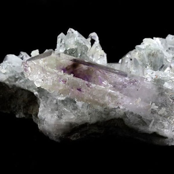 Kivet ja mineraalit. Kvartsi + ametisti. 1086,0 ct. Goboboseb Mts, Brandberg, Namibia.