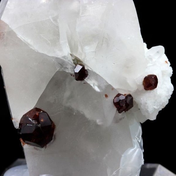 Kivet ja Mineraalit. Ortoklaasi, kvartsi, granaatti. 466,0 ct. Gilgit, Pakistan.