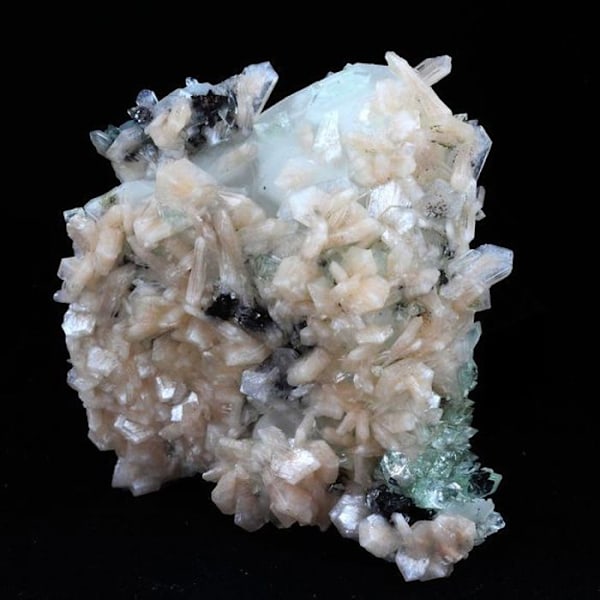 Stenar och mineraler. Apofyllit + Stilbit + Kalcit. 2085,0 cent. Wagholi, Pune, Maharashtra, Indien. Beige