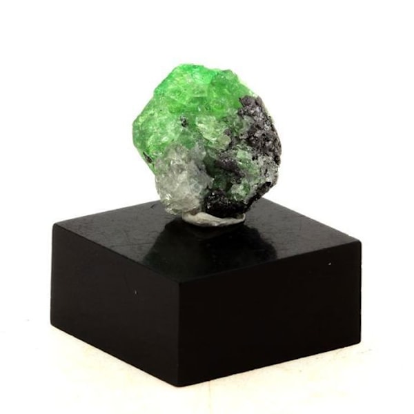 Kivet ja mineraalit. Tsavorite-granaatti. 10,8 ct. Manyaran alue, Tansania. Röd