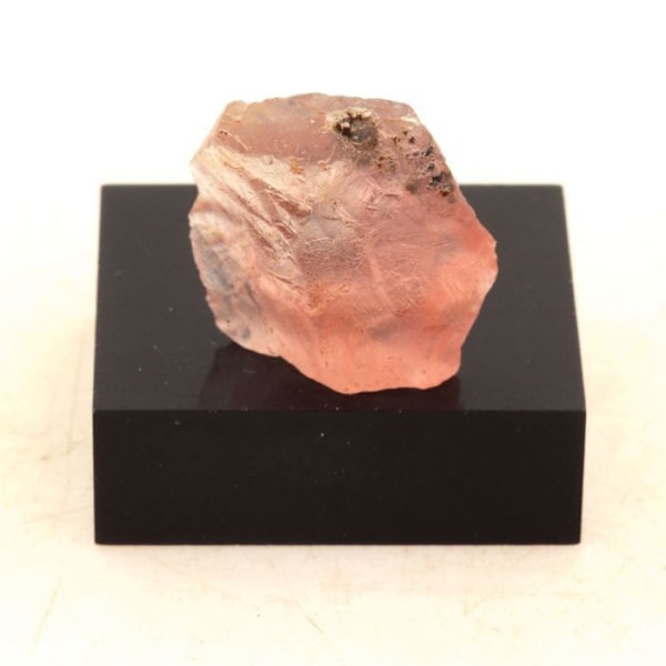 Kivet ja mineraalit. Vaaleanpunainen fluoriitti. 23 senttiä. Mont Blancin vuoristo, Ranska. Rosa