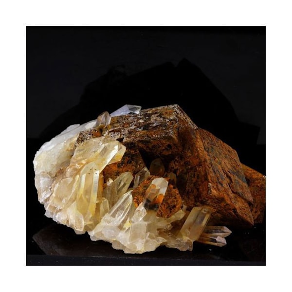 Kivet ja mineraalit. Kvartsi + siderite. 538,0 ct. Allevard, Isère, Ranska.