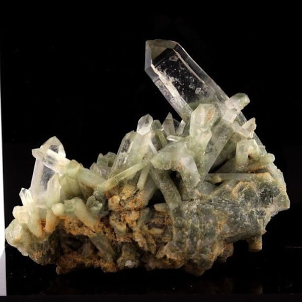 Kivet ja mineraalit. Kvartsi + Kloriitti. 490,0 ct. Clavans, Bourg d'Oisans, Ranska.
