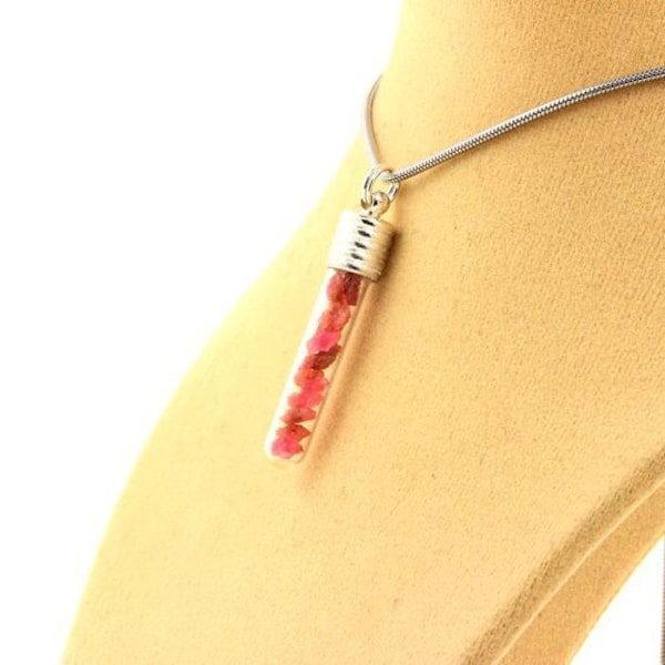 Kivet ja mineraalit. Raw Spinel -kaulakoru. Putki- ja spiraalimalli. Svart