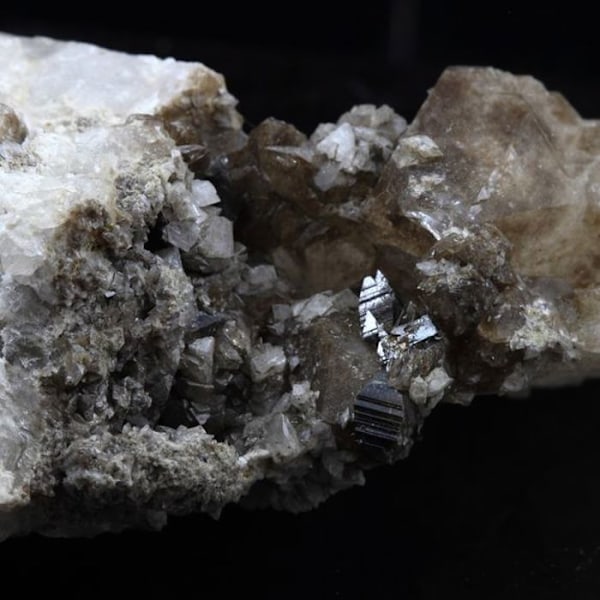 Kivet ja mineraalit. Anatase. 94,5 ct. Col de La Madeleine, Savoie, Ranska.