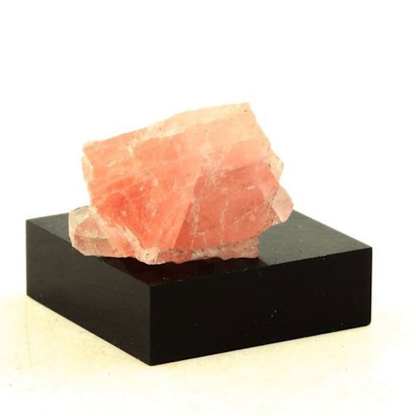 Stenar och mineraler. Rosa fluorit. 68,10 cent. Talèfre, Mont-Blanc-massivet, Frankrike. Rosa