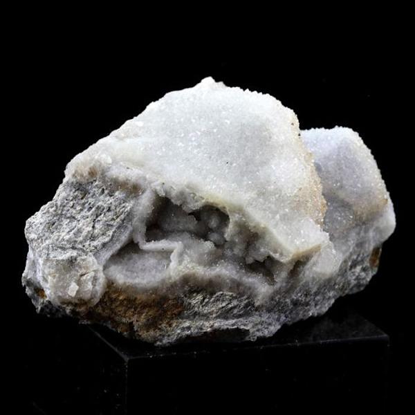 Kivet ja mineraalit. Kvartsi, fluoriitti. 365,0 ct. Pont des Bouyges, Corrèze, Ranska.
