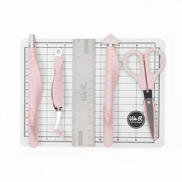 Mini verktygssats - We R Memory Keepers - 7 delar - Skärmatta - Saxar - Precisionsskärare Rosa