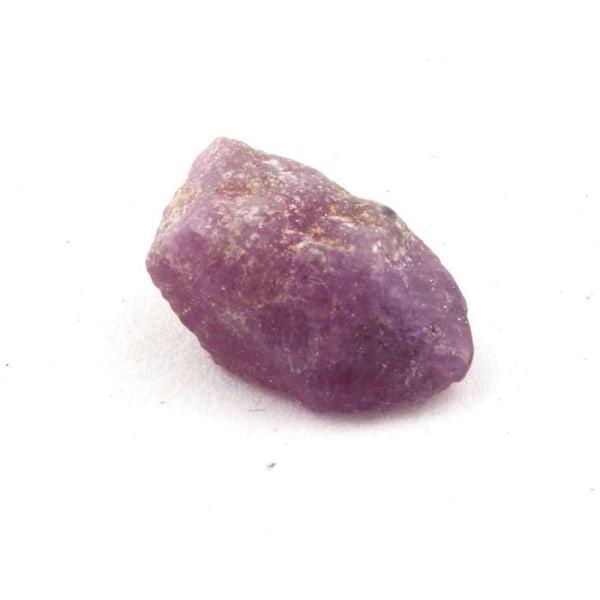 Kivet ja mineraalit. Rubiini. 6,19 ct. Kiteton piiri, Manyaran alue, Tansania. Röd