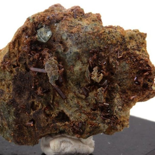 Sten og mineraler. Vesuvianit + klinoklor. 12,27 ct. Rocher de Farinole, Olmeta-di-Capocorso, Haute-Corse, Frankrig.