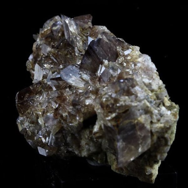 Kivet ja mineraalit. Aksiniitti. 112,0 ct. La Balme d'Auris, Bourg d'Oisans, Isère, Ranska..