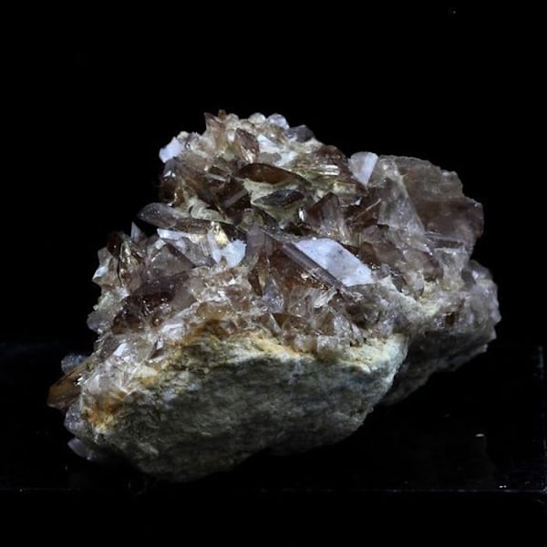 Stenar och mineraler. Axinit. 48,5 ct. La Balme d'Auris, Bourg d'Oisans, Isère, Frankrike..