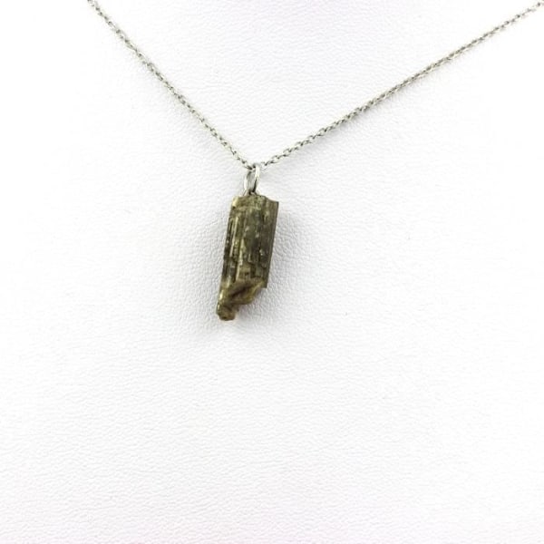 Sten og mineraler. Raw Epidote halskæde. 6,99 øre. Belledonne, Isère, Frankrig.