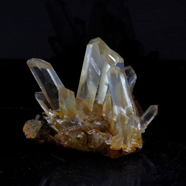 Kivet ja mineraalit. Kvartsi + siderite. 92,5 ct. Allevard, Isère, Ranska.