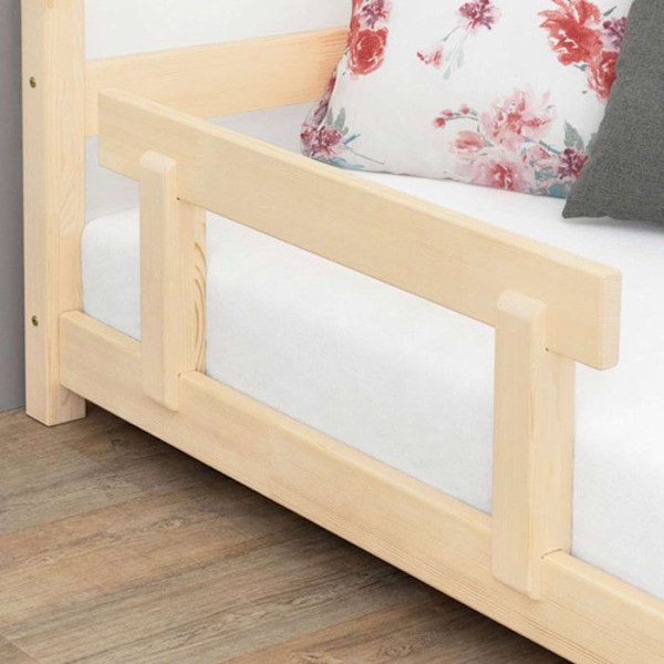 Barn gør en massiv træ sengeside i poleret træ Beige