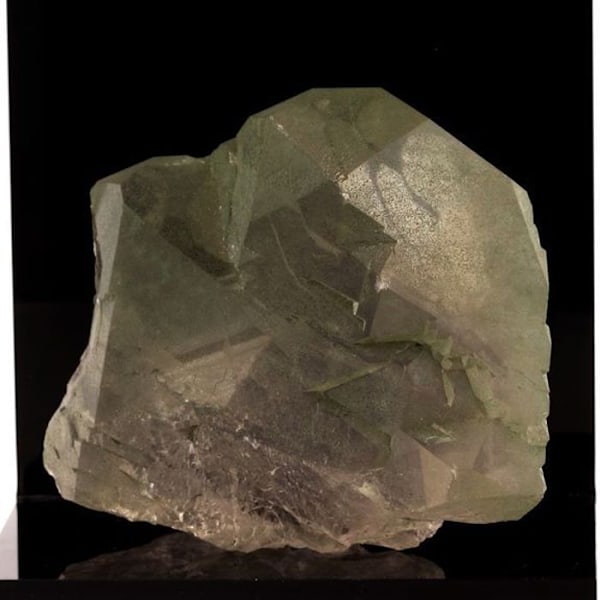 Kivet ja mineraalit. Savukampakvartsi. 1455,0 ct. Mont Blancin vuoristo, Ranska.