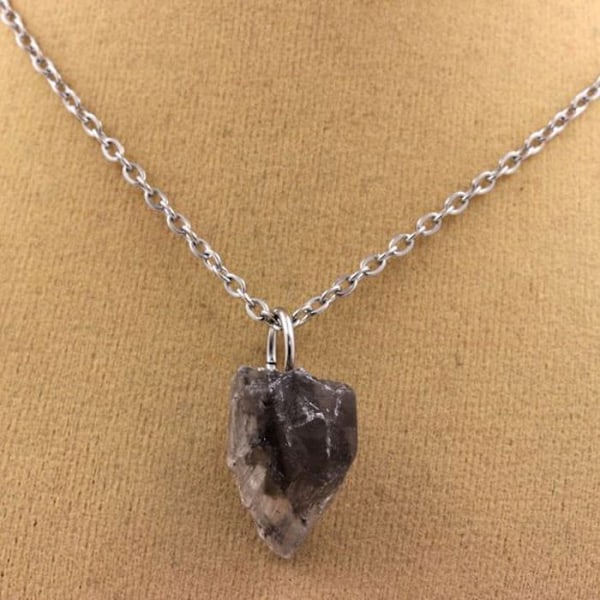 Kivet ja mineraalit. Raaka kipsi kaulakoru. 12,13 ct. Marcieu, Isère, Ranska.