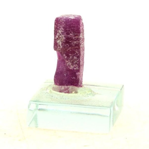 Sten og mineraler. Rubin. 66,11 ct. Madagaskar. Röd