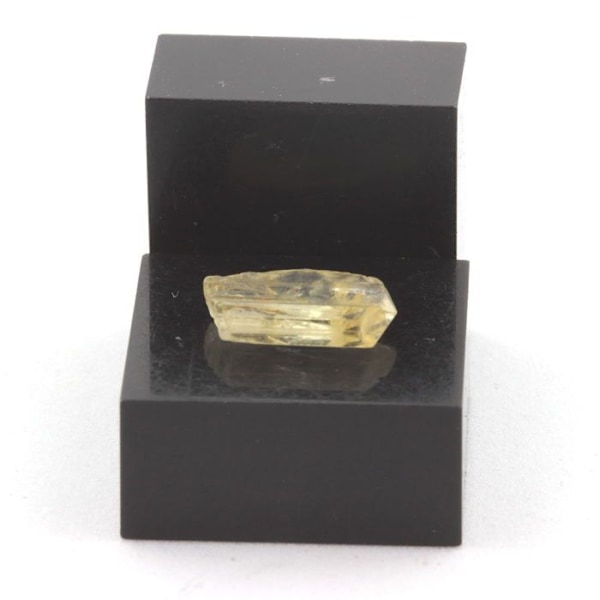 Kivet ja mineraalit. Scapolite. 1,75 ct. Mpwapwan piiri, Dodoman alue, Tansania.