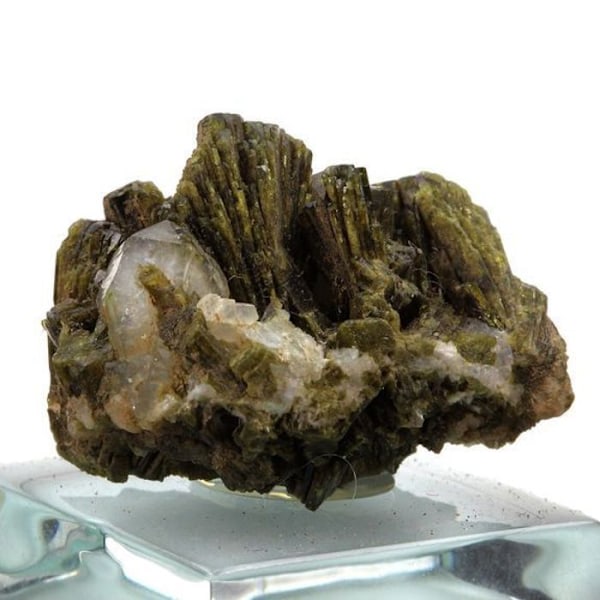 Stenar och mineraler. Epidot + kvarts. 115,0 cent. Cornillon, Bourg d'Oisans, Frankrike.. Grön