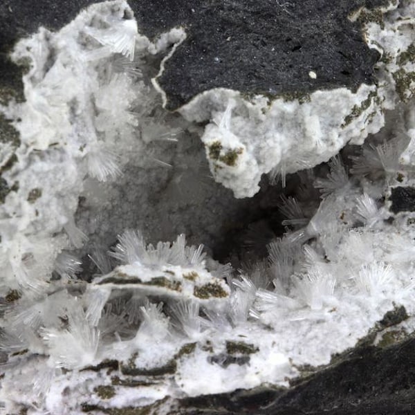 Kivet ja mineraalit. Phillipsite + Natrolite. 2456,0 senttiä. Puech de Vermus, Espalion, Ranska.