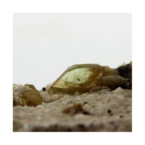 Sphene + Tourmaline 104,6 karat Flerfärgad
