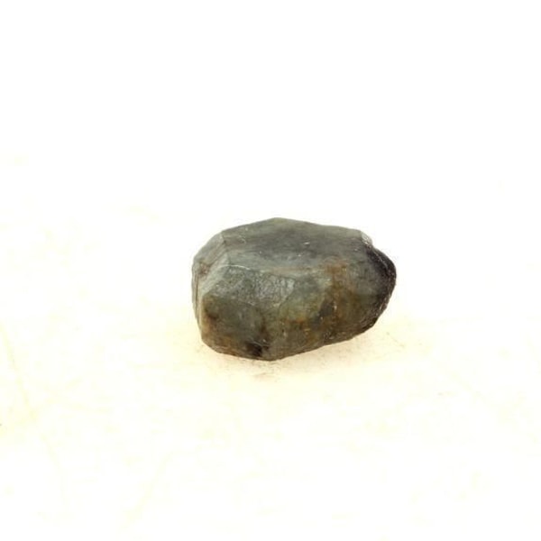 Kivet ja mineraalit. Aleksandriitti. 1,66 ct. Krupskoje esiintymä, Malyshevo, Venäjä.