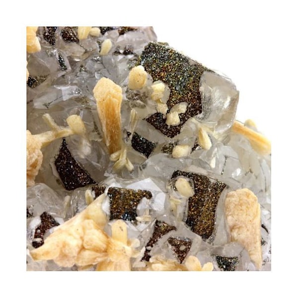 Sten og mineraler. Fluorit + Stilbit. 1150,0 øre. Rudny, Kostanai, Kasakhstan. Flerfärgad