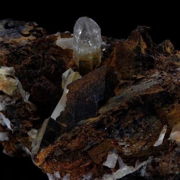 Kivet ja mineraalit. Kvartsi + siderite. 768,0 ct. Allevard, Isère, Ranska.