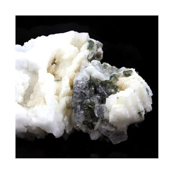 Kivet ja mineraalit. Beryloniitti, fluorapatiitti, albiitti. 626,5 senttiä. Linópolis, Minas Gerais, Brasilia.