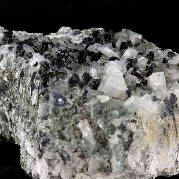 Kivet ja mineraalit. Albite + Epidote. 1465,0 senttiä. Saint-Véran, Hautes-Alpes, Ranska.